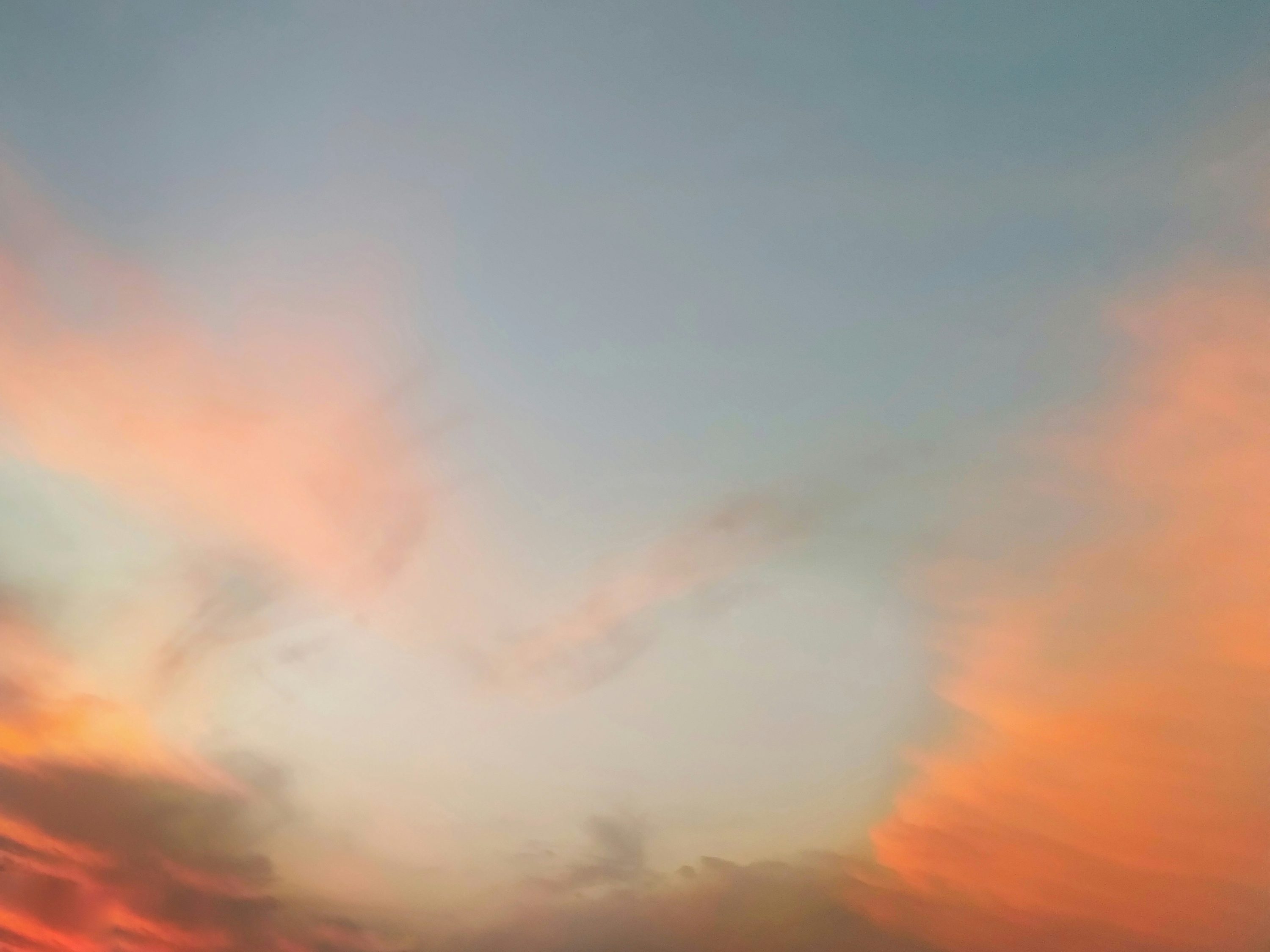 Ein Flugzeug fliegt am Himmel mit einem Sonnenuntergang im Hintergrund