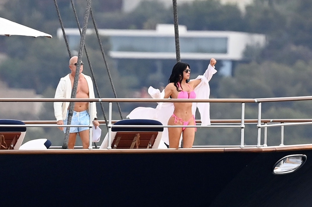 Jef Bezos parties on his yacht with Lauren Sanchez ... who is wearing a little pink bikini and no engagement ring in Mallorca.