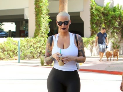 amber_rose_yoga01