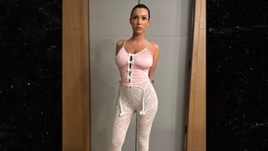 Bianca Censori posa en conjunto de lencería rosado y blanco