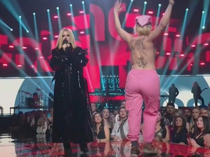 Avril Lavigne Confronts Topless Streaker on Stage at Juno Awards