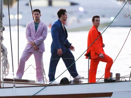 0325_Jonas-Brothers-filming-in-Miami_BACK