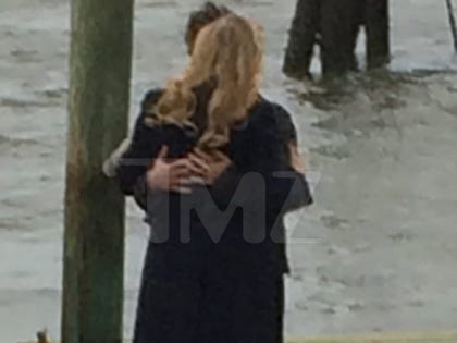 christie_brinkley_john_mellencamp_kissing_dock_photos_010