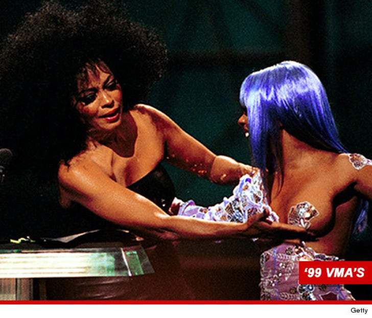 Lil' Kim -- I Wanna Squeeze Miley Cyrus' Boob :: 1031-lil-kim-diana-ross-getty-99-vmas-3