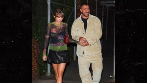 taylor swift and travis kelce bg 1