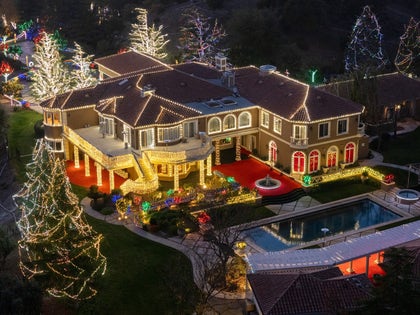 Jamie Foxx's House With Lots Of Christmas Light On It