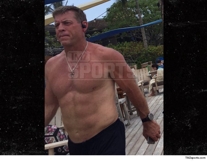 Troy Aikman -- INSANE PHYSIQUE Check Out My -Pack PHOTOS :: 0324-troy-aikman-buff-tmz-sports-5