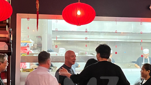 Jeff Bezos and Lauren Sanchez eating at Tropical Chinese in Miami