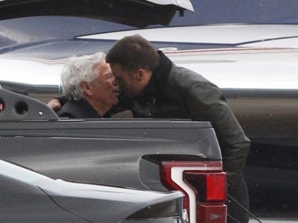 tom_brady_robert_kraft_hug_plane_photos5