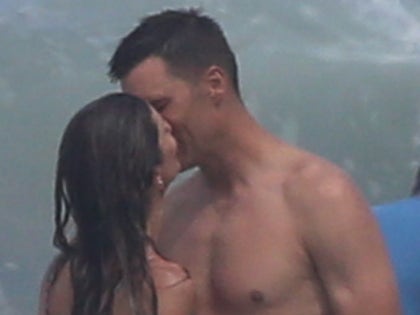 Tom Brady Gisele Bundchen Bikini Booty kissing Costa Rica Photos-04