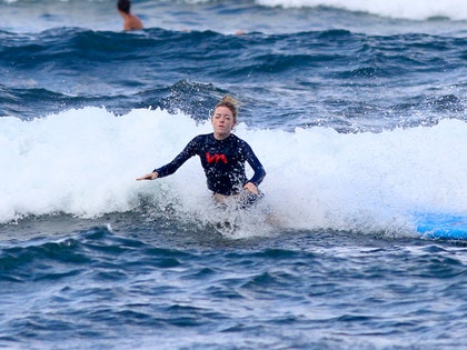 emma_stone_surfing_photos_012