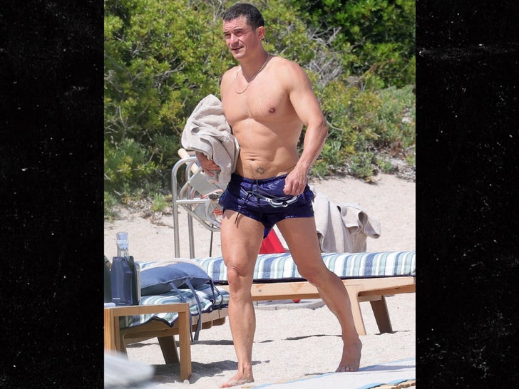 0711-Orlando-Bloom-Shirtless-Muscles-Beach-Italy-Sardinia-photos-PRIMARY-3