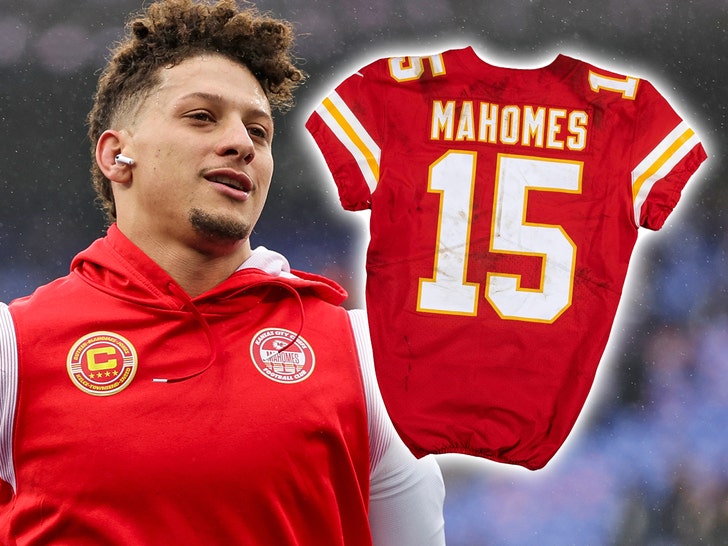 patrick mahomes jersey selling goldinauctions getty 1