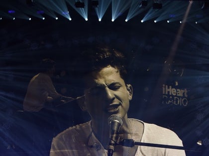 charlie puth performance photos-08