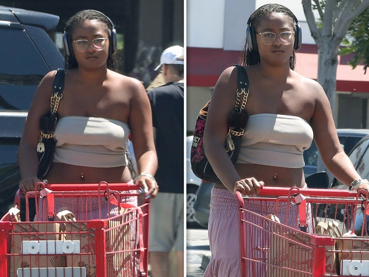 Sasha Obama Shopping At Trader Joes