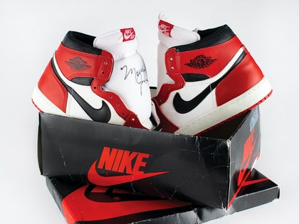 Michael Jordan Sneakers Signed as a Rookie Auction photos 8