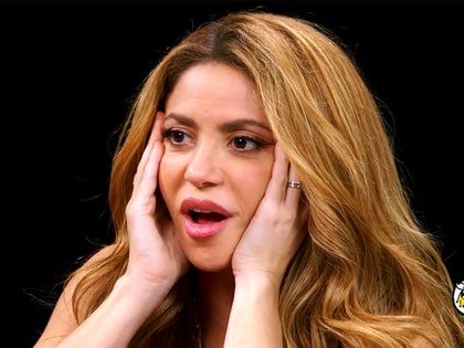 Shakira se avergüenza de algunas de su canto al inicio de su carrera