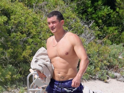 Orlando Bloom Shirtless Muscles Beach Italy Sardinia photos 5