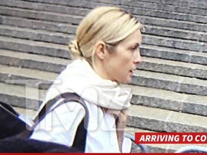 0811-kelly-rutherford-court-arrival-tmz-0