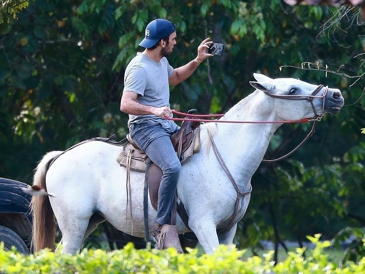 0125-Gisele-Bundchen-Joaquim-Valente-horse-costa-rica-photos-primary-2