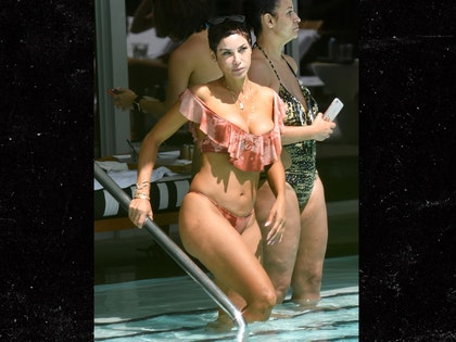 0312_nicole-murphy-poolside_mega