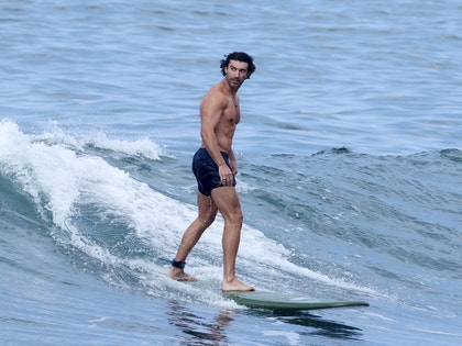 Justin Baldoni Surfing In Hawaii Photos 9