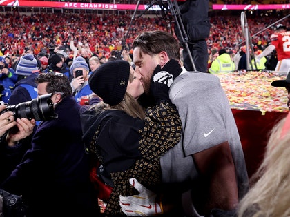 taylor swift and travis kelce kiss getty 1