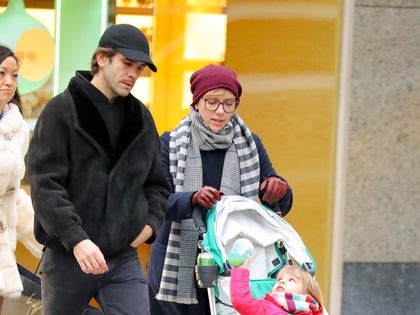 scarlett_johansson_family_stroll_photos1