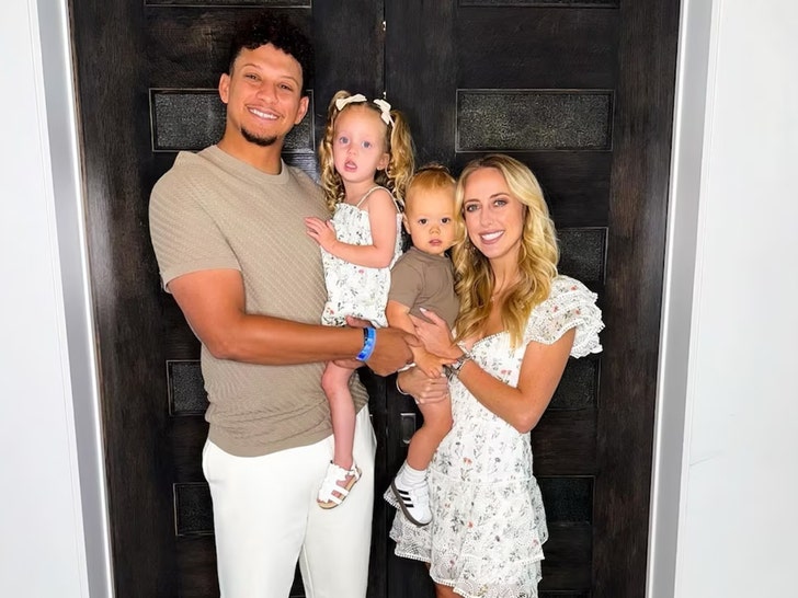 patrick mahomes w his two kids