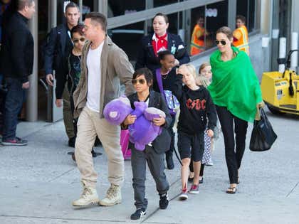 brad_pitt_angelina_jolie_family_photos_12