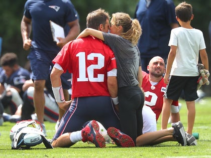 tom brady gisele bundchen birthday suprise training camp photos-07