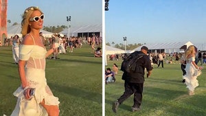 Paris Hilton en Coachella 2024 riéndose de sí misma