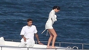 0709_kyle-kuzma-kendall-jenner-back