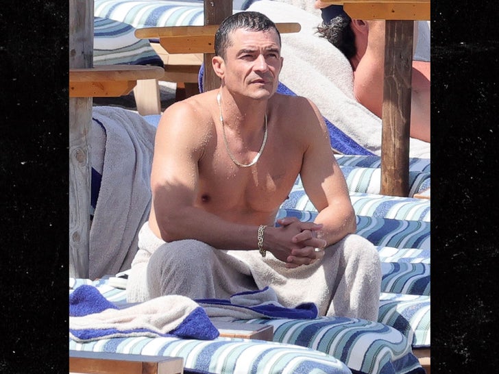 0711-Orlando-Bloom-Shirtless-Muscles-Beach-Italy-Sardinia-photos-PRIMARY-4