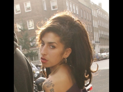 96570-0723_amy_winehouse_splash_04_full