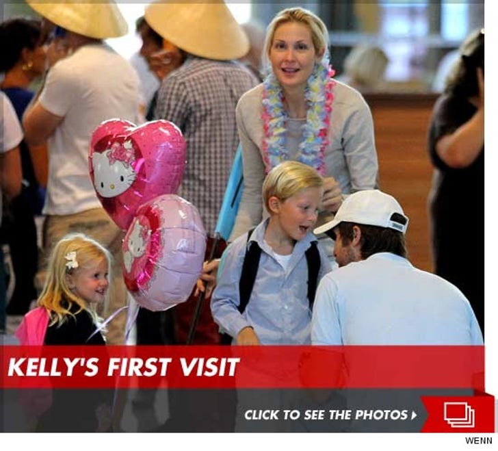 Kelly Rutherford Visits Her Children