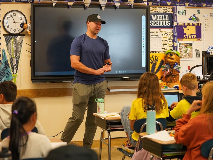 Mariners' Cal Raleigh Surprise Elementary School