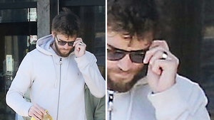 0127_Liam-Hemsworth-Steps-Out-In-Malibu-Wearing-Wedding-Ring_x17