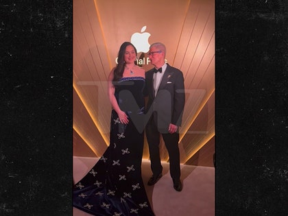 Lily Gladstone y Tim Cook en los Oscar