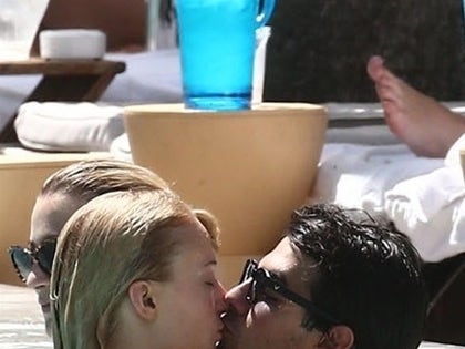 joe jonas sophie turner miami pool kissing photos-09