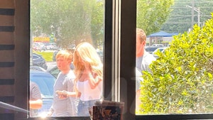 kim zolciak and kroy biermann at chilis with family tmz 1