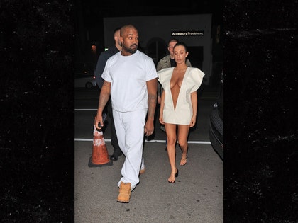 kanye west y bianca censori de blanco en West Hollywood