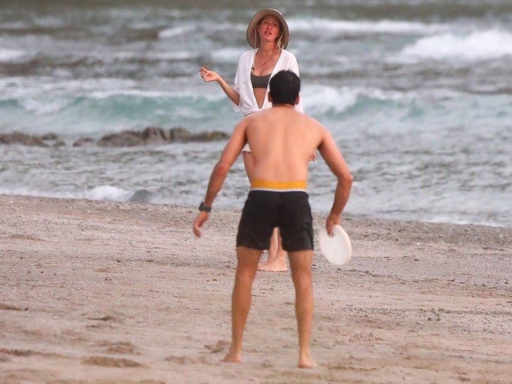 0320-Gisele-Bundchen-Joaquim-Valente-shirtless-Costa-Rica-photos-primary