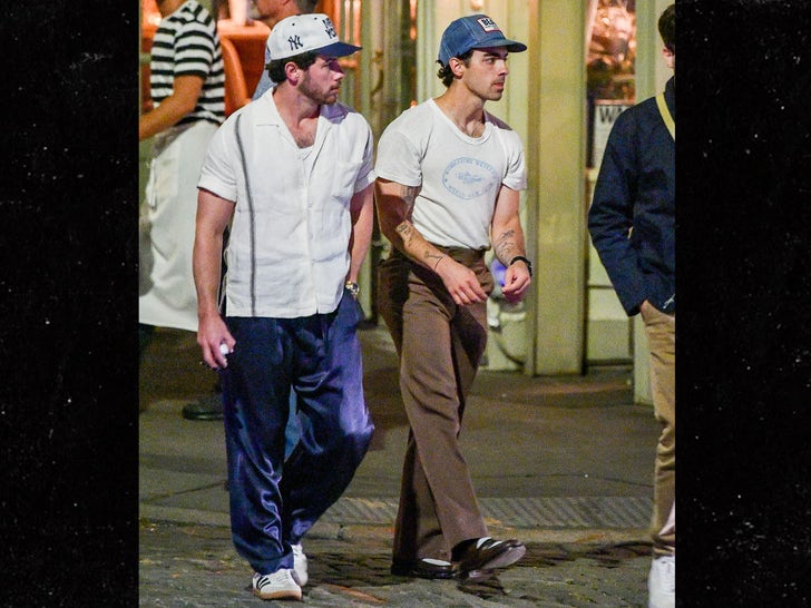 0920--Joe-Jonas-Hangs-With-Brother-Nick-Jonas-In-NYC-primary