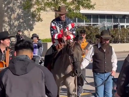 F1's Daniel Ricciardo Rides Horse To Make U.S. Grand Prix Entrance