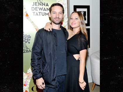 1208-tobey-maguire-jennifer-meyer-GETTY-01