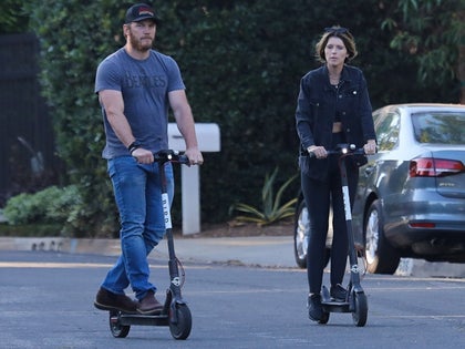 0806-Chris-Pratt-and-Katherine-Schwarzenegger-riding-Bird-Scooter-primary