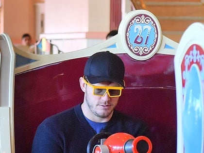 chris pratt disneyland photos-00