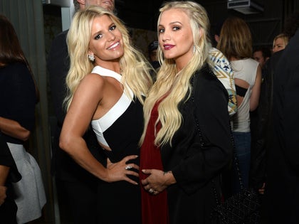 1112-AShlee-And-Jessica-Simpson-Together-footer