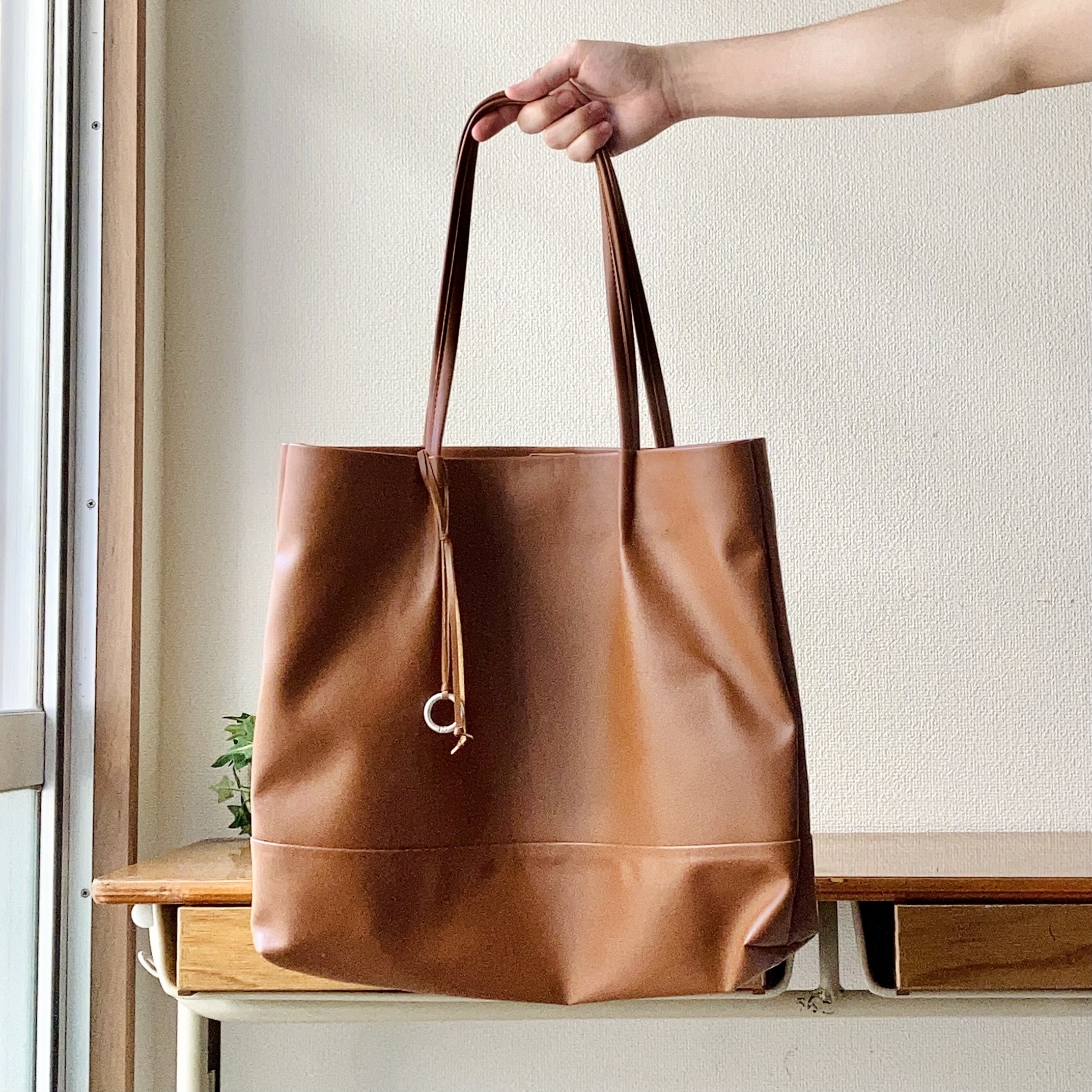 GLOBAL WORK（グローバルワーク）のトートバッグ「URBANCARRY TOTE（アーバンキャリートート）」どんなコーデにも合って使いやすい